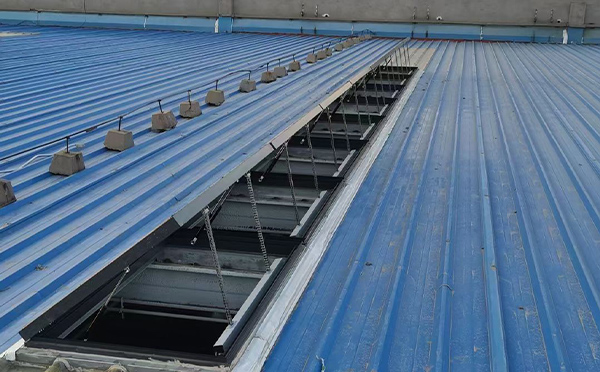 某城市大型商业综合体中庭石嘴山排烟窗工程